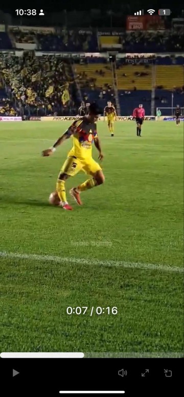 篮球-慎入，智利国脚维克托-达维拉右脚别扭落地导致膝盖重伤