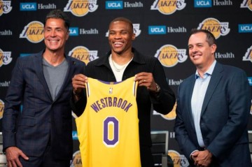 半岛体育app-荣归故里韦少笑逐颜开，新赛季他要“边走边看”